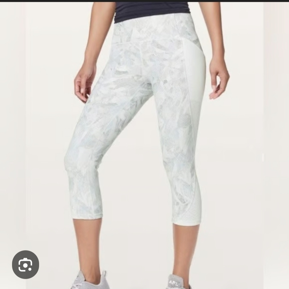 Women's Lululemon Light Gray Printed Capri Leggings